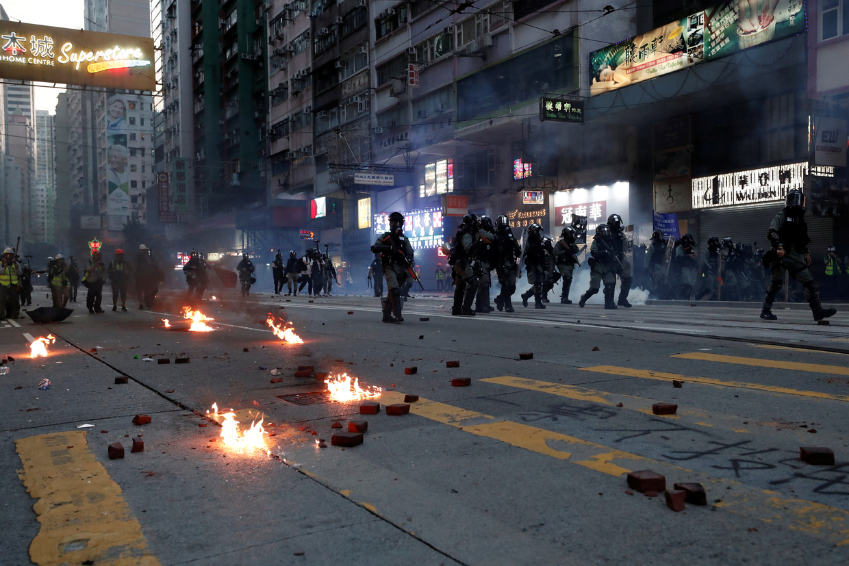 5dbddc092030272f613ff720 Tear gas, water cannons, fuel bombs & barricades as protesters clash with police in Hong Kong