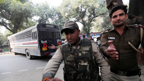 Cop car TORCHED as officers & lawyers clash outside Delhi court (PHOTOS, VIDEO)