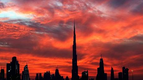 Burj Khalifa lights up to wish Bollywood superstar Shah Rukh Khan a happy birthday, VIDEOS excite Twitter