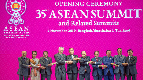 ASEAN leaders pose for a family photo in Bangkok © Global Look Press / Zhu Wei / Xinhua