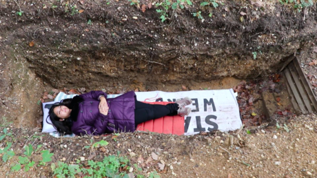 Memento mori: Dutch university DIGS GRAVE for students to reflect on life & death
