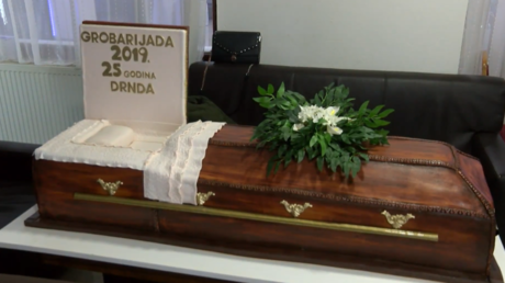 Putting the ‘fun’ in funeral: Undertakers share giant COFFIN CAKE to ‘cheer up a bit’ (VIDEO)