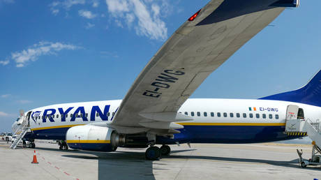 Europe&rsquo;s largest Boeing 737 operator Ryanair grounds 3 jets over cracks in wings & fuselage