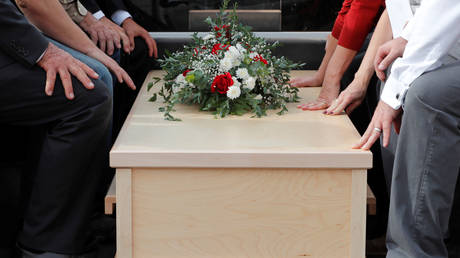 Mourners in Peru horrified after pallbearers drop mayor’s coffin & dump body into grave (VIDEO)