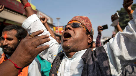 A Hindu devotee celebrates after Supreme Court's verdict on a disputed religious site in Ayodhya. ©REUTERS / Danish Siddiqui