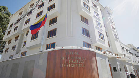 Armed protesters force their way into Venezuela’s embassy in Bolivia, diplomats flee – report