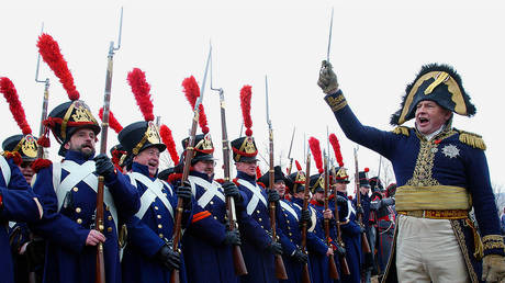 Oleg Sokolov (R), dressed as French emperor Napoleon Bonaparte, during a historic reenactment event in 2005. © Reuters / STR New