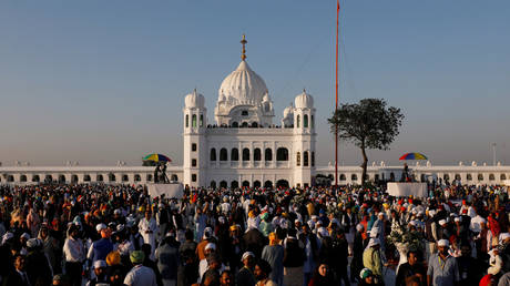 &lsquo;How beautiful!&rsquo;: Indian Sikh & Pakistani driver hailed online for heartwarming moment of unity (VIDEO)