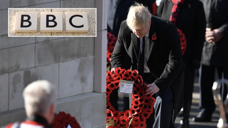 (Main) British PM Boris Johnson lays a wreath at the Cenotaph during the Remembrance Sunday © AFP / Daniel Leal-Olivas; (Top left) BBC logo © AFP / Ben Stansall