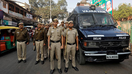 Police & student protesters clash in Delhi over housing rule changes & price hike (VIDEOS)