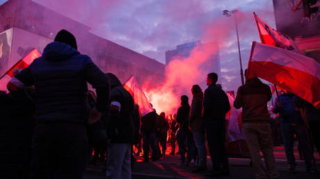 ‘Europe is dying!’ Ten of thousands of far-righters march in ‘independence’ parade calling for ‘Polish Intifada’ (VIDEO)