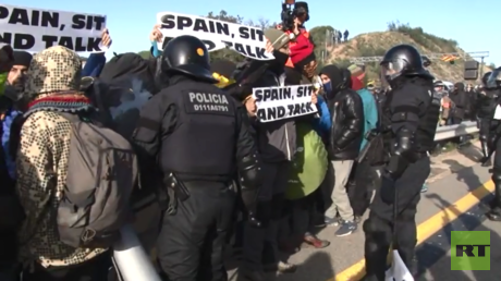 French riot police join Catalan cops harshly DRAGGING independence protesters blocking border crossing (VIDEO)