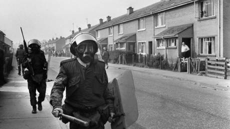 British army soldiers patrol 29 August 1971 in the Bogside quarter of the city of Londonderry during heavy clashes between the Catholic minority, loyal to the Irish Republican Army (IRA), and Protestants.  © AFP / DARDE