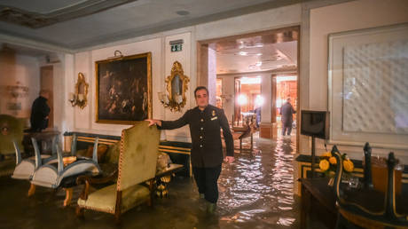 Flooding will ‘leave an indelible wound’ on Venice as city battles 2nd highest tide in history (PHOTOS, VIDEOS)