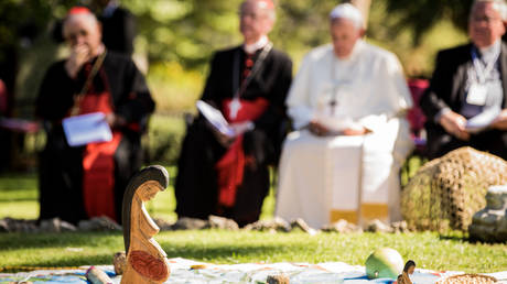 Pope Francis with the Pachamama statuette © Getty Images / Giulio Origlia