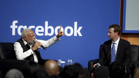 فایل عکس: نارندرا مودی، نخست وزیر هند (سمت چپ) و مدیرعامل فیس بوک مارک زاکربرگ در جریان رویدادی در دفتر مرکزی فیس بوک در کالیفرنیا صحبت می کنند.