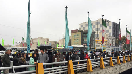 People stands in the street to show their protest against increased gas price in Tehran, Iran November 16, 2019. ©  Reuters / WANA (West Asia News Agency) / Nazanin Tabatabaee
