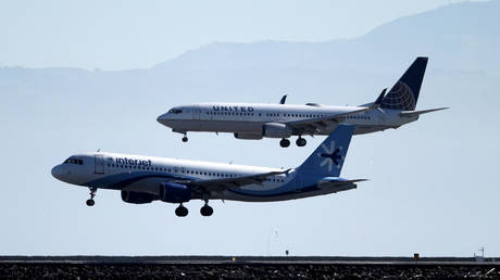 FILE PHOTO: A United Airlines Boeing 737 lands next to an Interjet Airbus A320 at San Francisco © Getty Images / AFP / Justin Sullivan