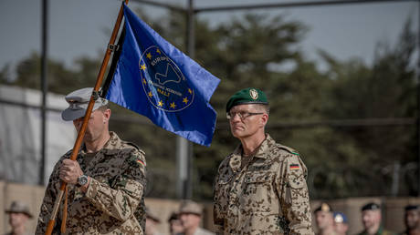 FILE PHOTO: German officers hold an EU flag during a mission in Mali © Global Look Press / dpa / Michael Kappeler