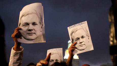 FILE PHOTO: Supporters of WikiLeaks founder Assange demonstrate in front of the Ecuadorian presidential palace in Quito, © Reuters / Daniel Tapia