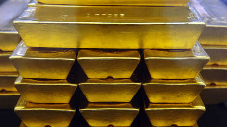 Serbia must keep buying gold to brace for crisis, President Vucic advises central bank