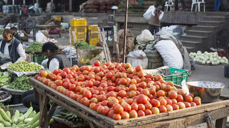Ideal wedding gift? Pakistanis respond to historic surge in TOMATO prices with memes & satire (VIDEO)