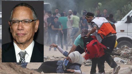 Medic assists journalist injured by IDF while covering Gaza protest; Dean Baquet © Reuters / Ibraheem Abu Mustafa (inset: AFP, Monica Schipper)