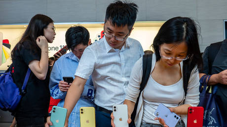 Customers at an Apple Retail Store in Shanghai, China, 20 September 2019. © Global Look / ZUMA Press / Wang Gang