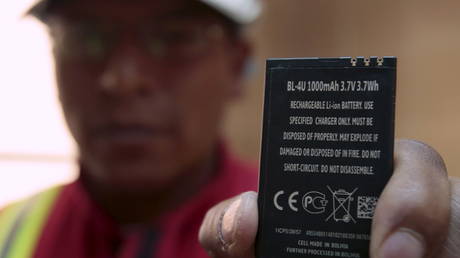 FILE PHOTO A worker holds a rechargeable lithium battery that is made in Bolivia at a plant in Llipi at the border of Uyuni salt lake © REUTERS/David Mercado