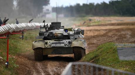 WATCH and enjoy: Russian TANK pulls passenger bus from ditch on icy country road