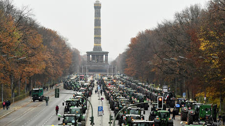 Thousands of tractors plow through Berlin streets in protest at new green regulations (VIDEO, PHOTOS)