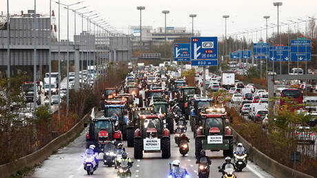 Irate French farmers descend on Paris in 1,000-strong tractor convoy to protest EU regulations (PHOTOS, VIDEO)