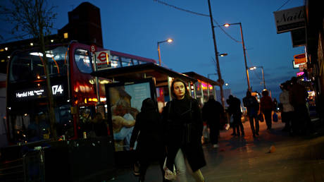 UK police apologize after warning women not to walk alone at night… while netizens wonder whether advice was so bad