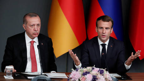 Turkish President Tayyip Erdogan and French President Emmanuel Macron attend a news conference during the Syria summit in Istanbul, Turkey, October 27, 2018. © Pool via REUTERS/Maxim Shipenkov