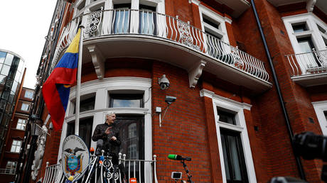WikiLeaks founder Julian Assange is seen on the balcony of the Ecuadorian Embassy in London, Britain, May 19, 2017. © REUTERS/Peter Nicholls