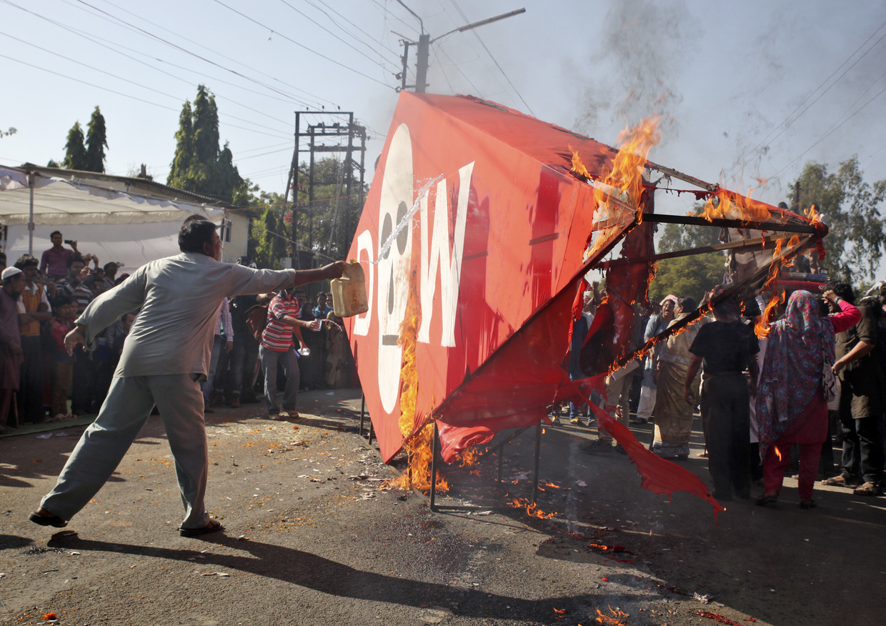 A demonstrator throws kerosene oil on an effigy depicting Dow Chemical Company, which now owns Union Carbide ©  REUTERS/Thomson Reuters Foundation/Nita Bhalla 