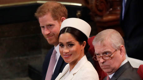 Meghan, Duchess of Sussex, is seen between Britain's Prince Harry and Prince Andrew © REUTERS / Kirsty Wigglesworth