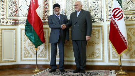 Oman's Minister of State for Foreign Affairs Yousuf bin Alawi bin Abdullah and Iran's FM Mohammad Javad Zarif in Tehran, July 27, 2019. © Reuters / Nazanin Tabatabaee / WANA (West Asia News Agency)