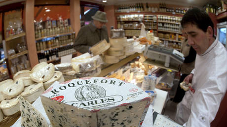 FILE PHOTO: Pieces of French Roquefort blue cheese are displayed in a shop in Paris  © REUTERS/Philippe Wojazer