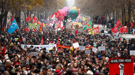 Bikes ablaze & cameras crippled: Damage wreaked on Parisian streets amid huge protests in France (VIDEOS)