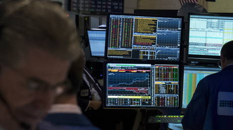 FILE PHOTO: A Bloomberg terminal is seen inside a kiosk on the floor of the New York Stock Exchange April 17, 2015. © REUTERS/Brendan McDermid