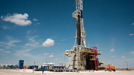 FILE PHOTO: Chevron oil exploration drilling site near Midland, Texas © Reuters / Jessica Lutz