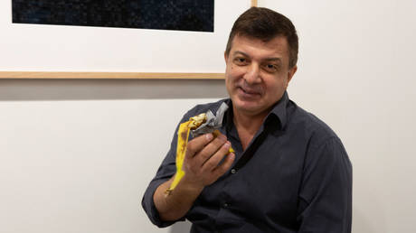 David Datuna shows off the remnants of his $120,000 snack © Reuters / Eva Marie Uzcategui