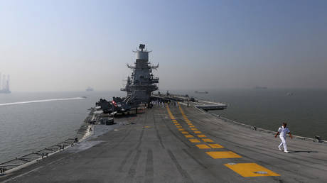 A crew member walks on deck of INS Vikramaditya, Indian Navy's aircraft carrier, anchored in Arabian sea off the coast of Mumbai © REUTERS/Shailesh Andrade