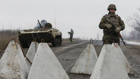 FILE PHOTO Ukrainian servicemen keep watch at no-man's land outside Debaltseve, Donetsk region February 6, 2015 © REUTERS/Maxim Shemetov