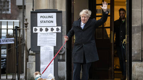 Boris Johnson rejoices as he exits a polling station © Global Look Press / ZUMAPRESS.com / Rob Pinney