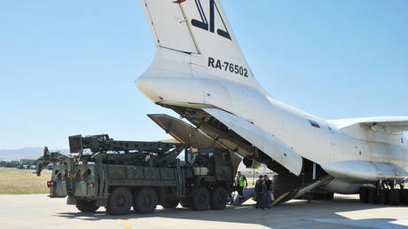 Parts of the S-400 are unloaded from a Russian plane near © Turkish Military/Turkish Defence Ministry/Handout via REUTERS