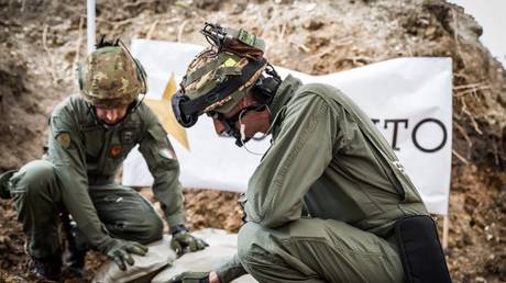 A bomb squad inspect the WWII bomb in Brindisi © Italian Armed Forces