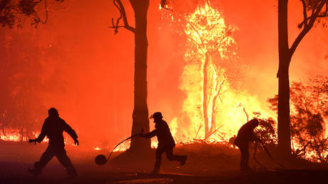 Bushfire backfire: Australian firefighters warn of ‘mega blaze’ as country faces another heatwave (VIDEOS)