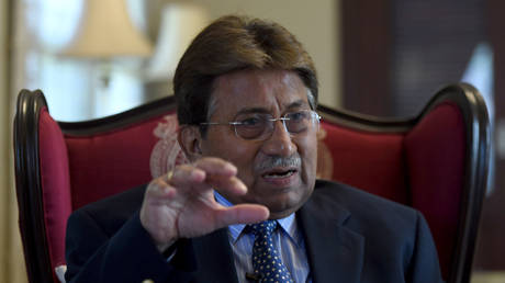 FILE PHOTO. Pervez Musharraf gestures during an interview with AFP in 2014. © AFP / Asif Hassan